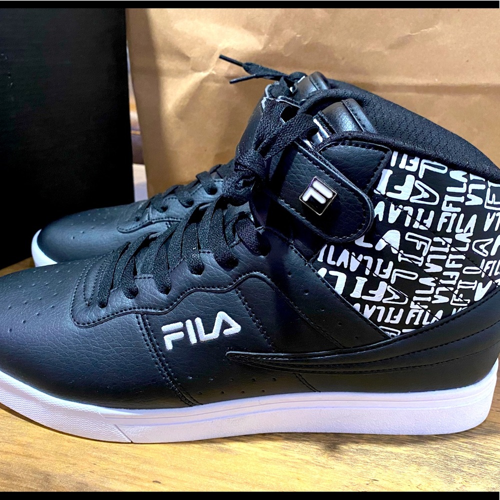 I’m selling 👟Black FILA. Size 11